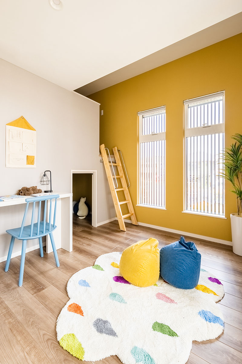 可愛くて安心な窓付きの壁紙が黄色くて可愛い子供部屋。