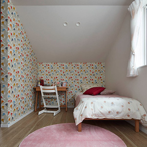 可愛らしい壁紙の子供部屋。