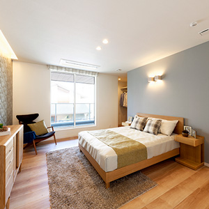 おしゃれな壁紙のナチュラルな雰囲気の寝室。クローゼットも完備で朝の支度も楽々。