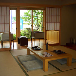ゆったりと広縁のある和室。和みとおもてなしの空間です。