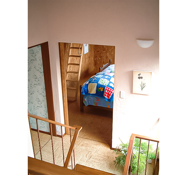 写真2：踊り場にある子ども寝室が見える一体感のあるKo邸（設計：天野彰)