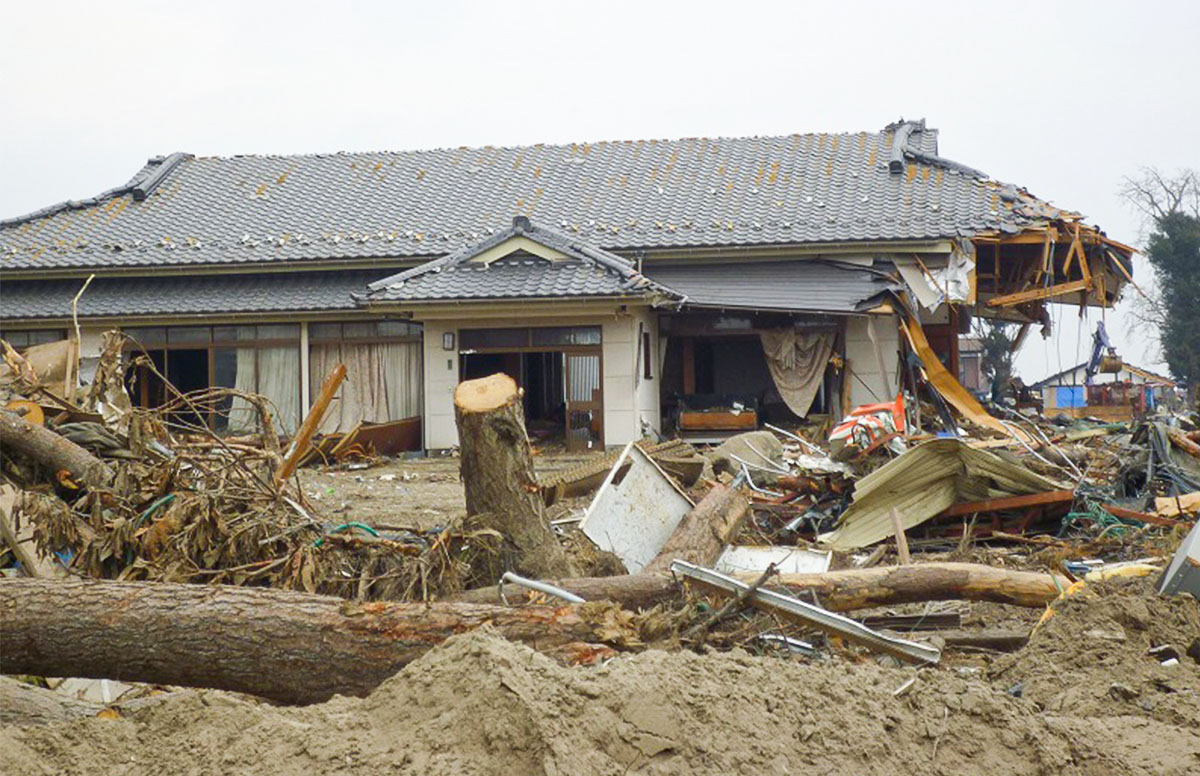 写真：あの津波から生き残った家（撮影：天野 彰）