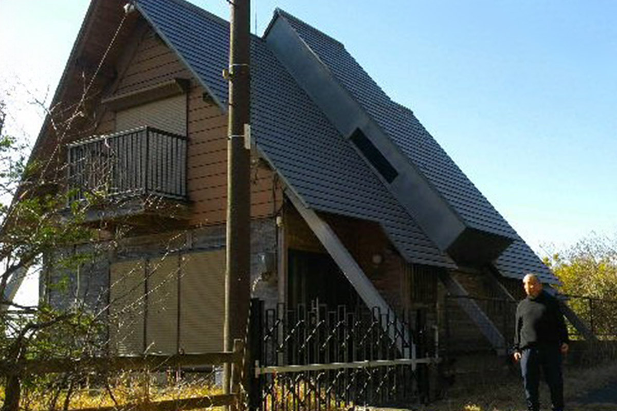 写真：強風・気象に耐えた木造木製山荘の築35年現在の外観（イラスト：天野 彰）