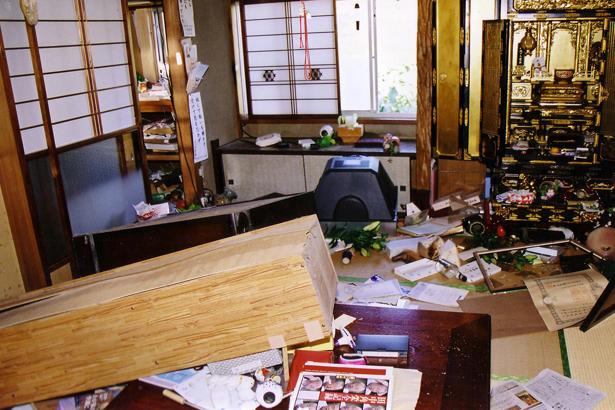写真：中越地震で家具の下敷きに（写真：天野 彰）