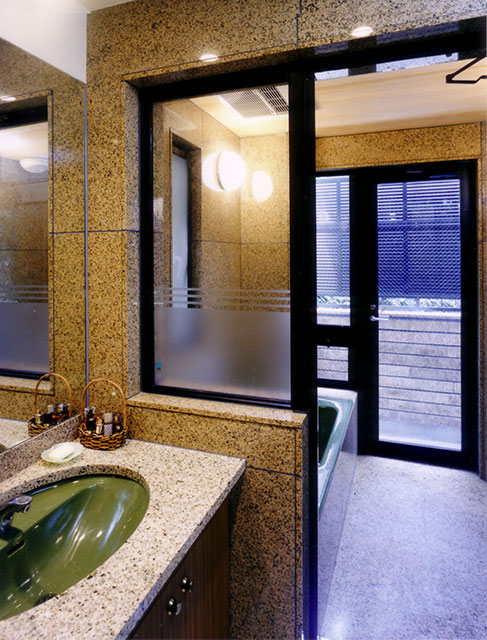 中庭にオープン浴室（天野彰）