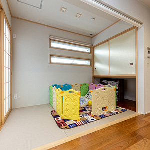 和室はキッチン横に配置。子どもが小さい間は遊んだりお昼寝している様子をキッチンから見守れるようにしました。