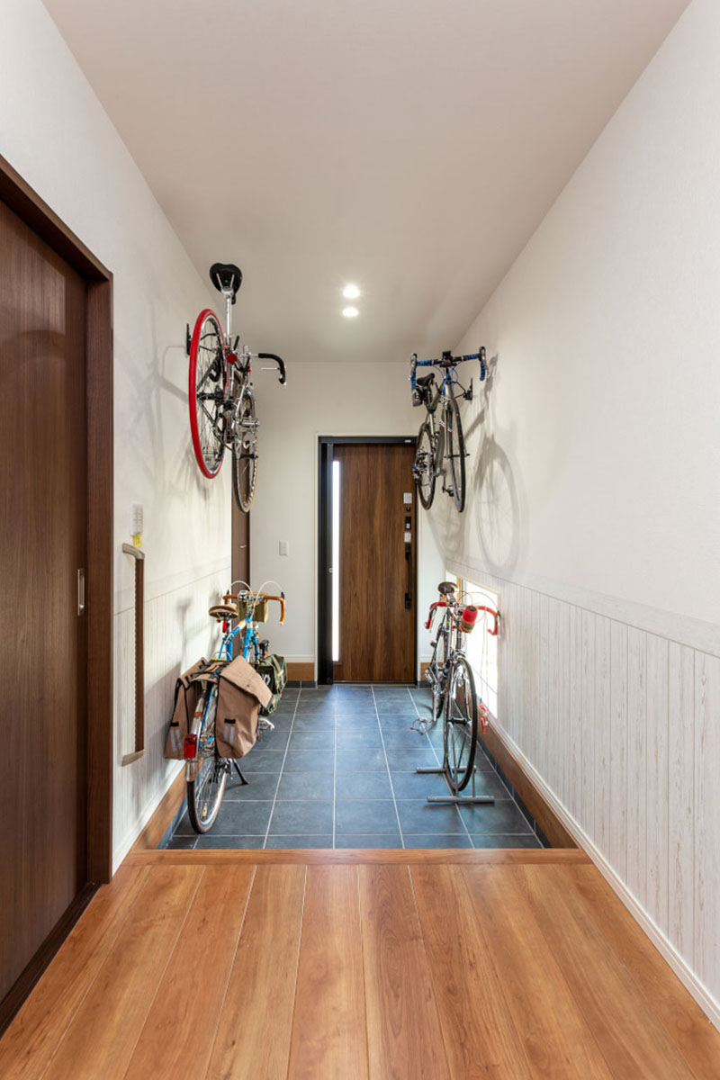 玄関は、コレクションの自転車を飾るために広さを確保しました。自転車の手入れをしたり、親族が大勢集まったときに活躍する土間も奥行きを広めに確保しました。