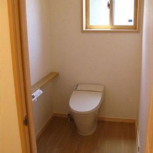 広々としたトイレ。窓もあり、明るく清潔感のあるトイレです。