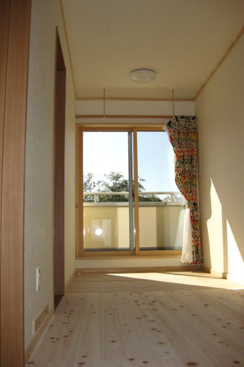 大きな窓がお部屋を明るくしてくれます。木の床もお部屋にぬくもりを与えてくれます。