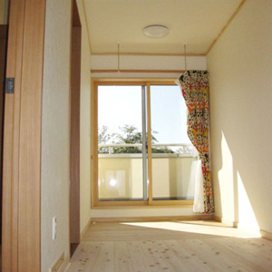 大きな窓がお部屋を明るくしてくれます。木の床もお部屋にぬくもりを与えてくれます。