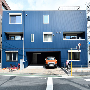 施工事例写真：ブルーガルバリウム鋼板外壁のスタイリッシュな賃貸併用住宅