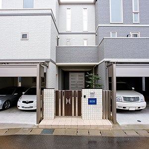 施工事例写真：ガレージ付、玄関からの繋がりを考えた家