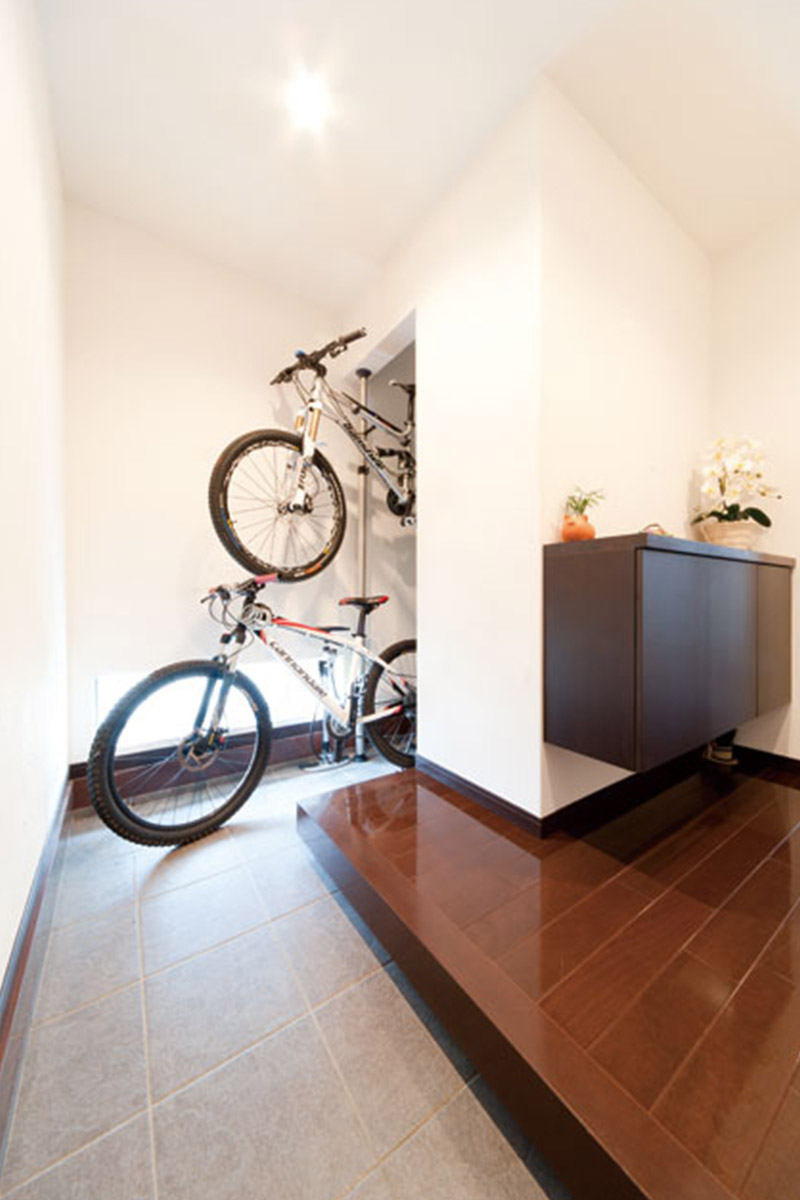 玄関横の便利な土間収納。趣味の自転車が収納できる、ご主人一番のお気に入りポイント