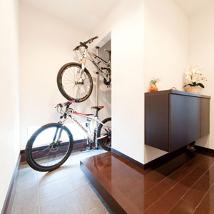 玄関横の便利な土間収納。趣味の自転車が収納できる、ご主人一番のお気に入りポイント