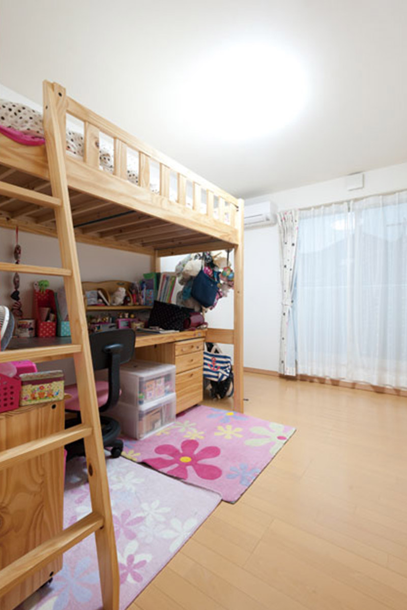 子供部屋6畳　　ゆとりある空間にするため、勉強机とベッドを一カ所にまとめている