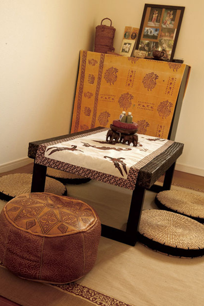 旅行で行ったバリ島の思い出に浸れる、座卓スペース。寝室の一画に設けられている