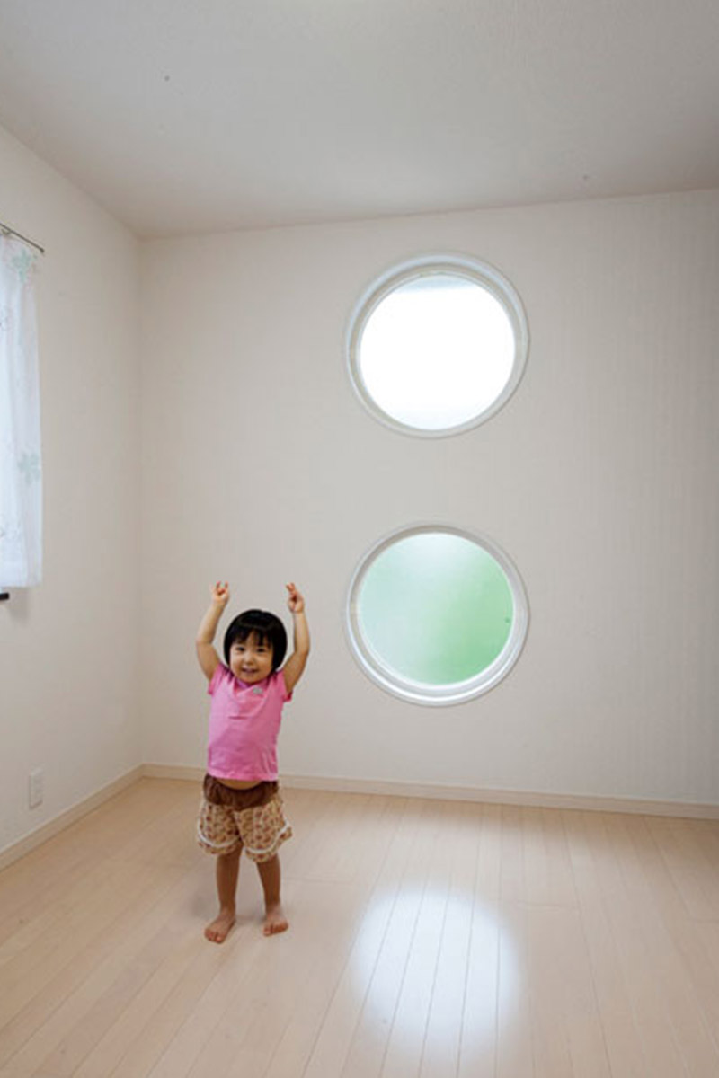 子ども部屋は丸窓やナチュラル色のフローリングを採用。おしゃれな空間に仕上がった