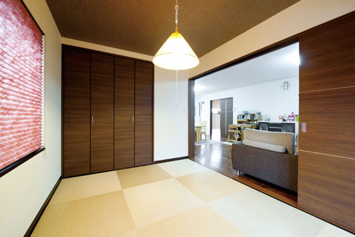 リビングとつながる和室。茶色を基調に、琉球畳を使用することでモダンな和の空間を生み出した