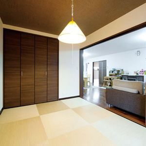 リビングとつながる和室。茶色を基調に、琉球畳を使用することでモダンな和の空間を生み出した