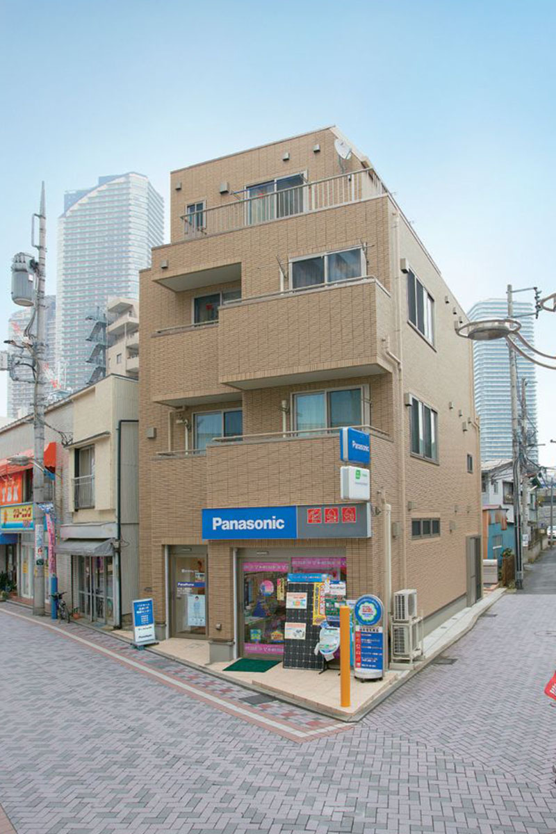 賑やかな通りの角に建つ