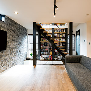 オープン階段の書棚