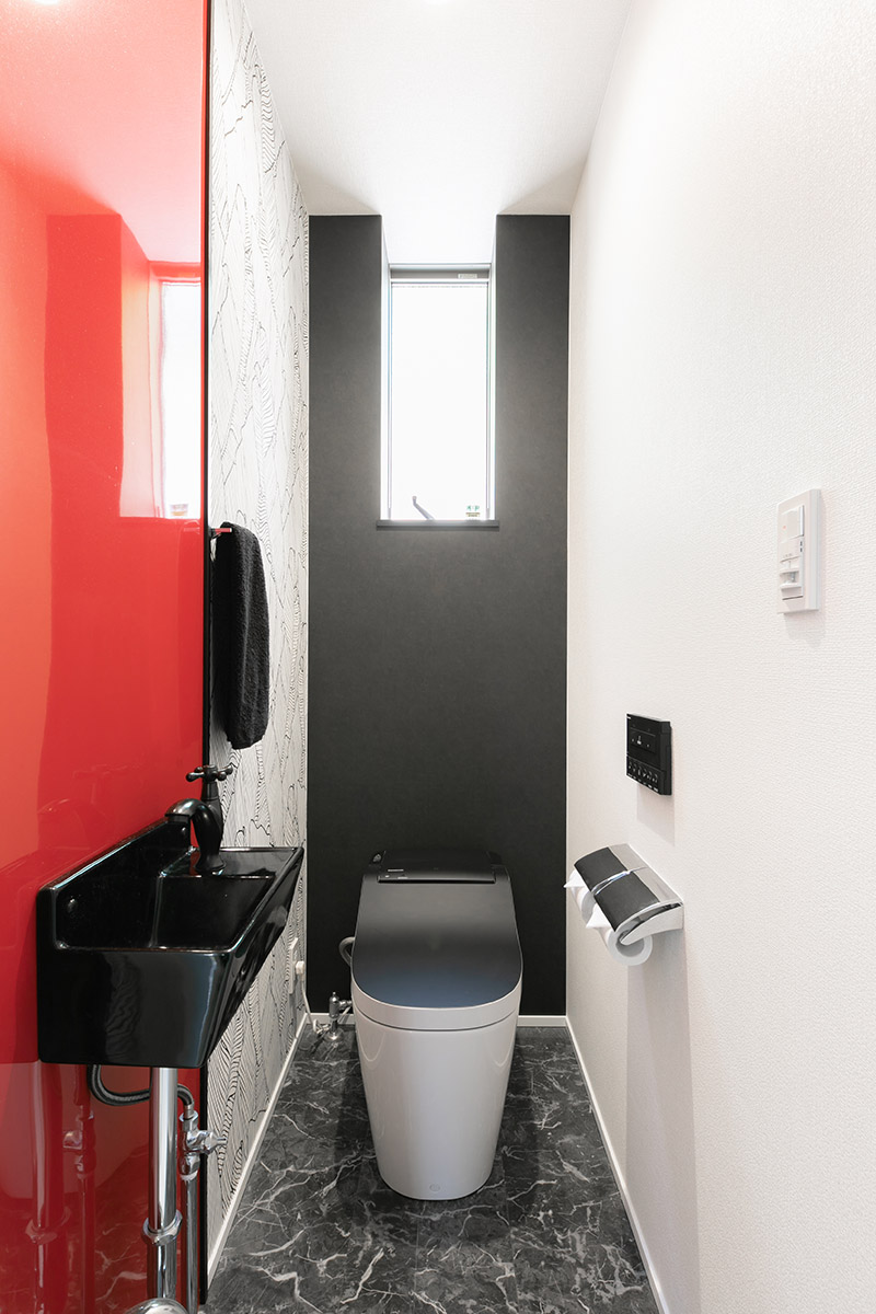 黒と赤が印象的なトイレ