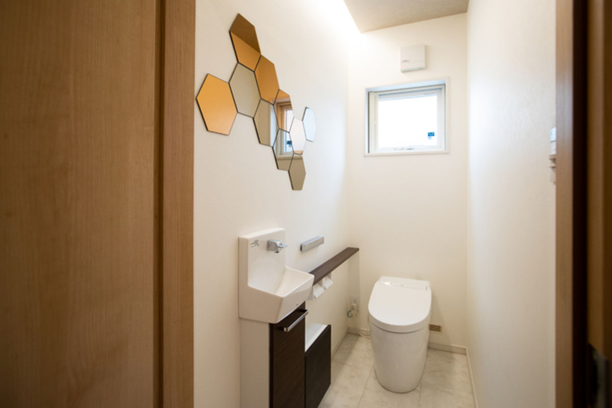 シンプルですっきりとした鏡の可愛いトイレ