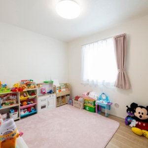 子供部屋、洋室：全館空調で快適なファースのお家は、子供部屋も快適な温度と湿度を保ちます