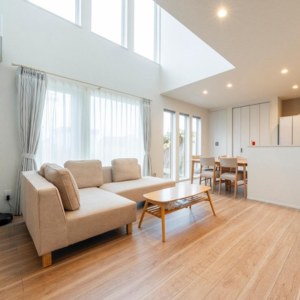リビング、ダイニング、キッチン：吹き抜けのある開放的なリビング。リビングからUT、玄関へも繋がる回遊動線