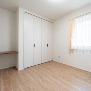 子供部屋：カウンターを造作した洋室。ワークスペースにもスタディスペースとしても◎