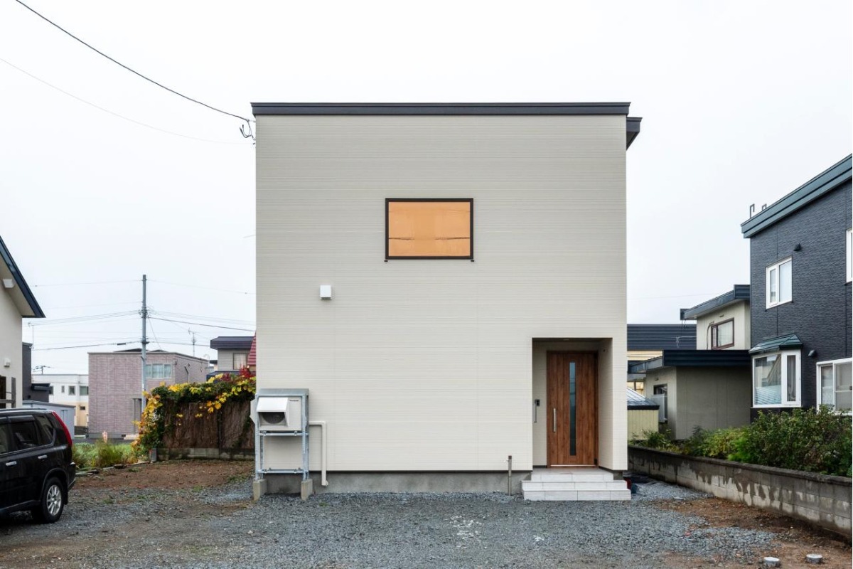 外観：優しい色合いのシンプルな外観