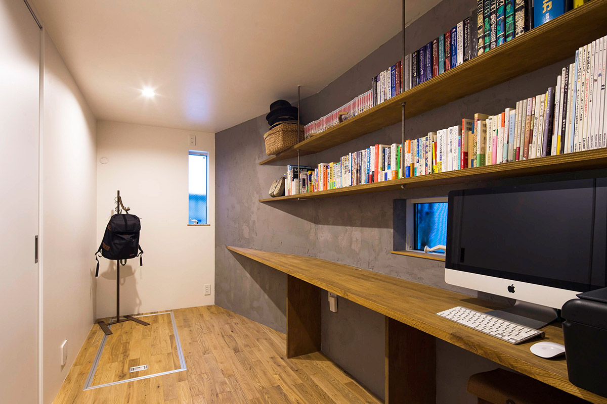 壁を利用した本棚のある書斎