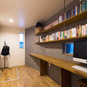 壁を利用した本棚のある書斎