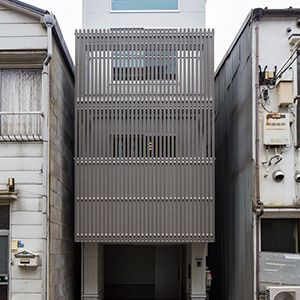 シンプルで長屋の佇まいをもつ狭小住宅