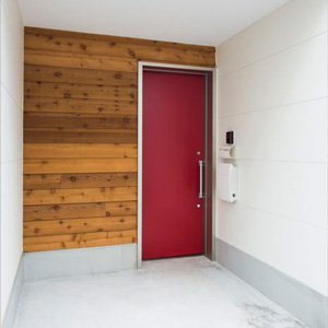 木目と赤いドアがおしゃれな玄関。