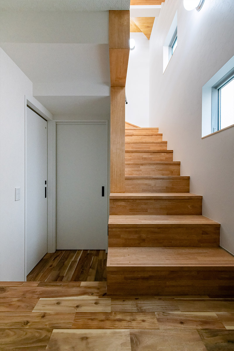 玄関からプライベートスペースとパブリックスペースを分ける階段