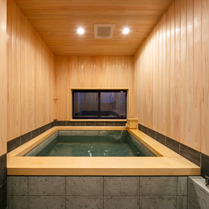 家族で入る十和田石の大浴場と3つの異なるバルコニーを持つエレベーターのある二世帯住宅