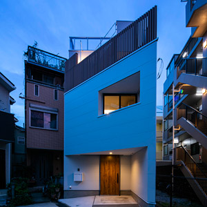 施工事例写真：家族で入る十和田石の大浴場と3つの異なるバルコニーを持つエレベーターのある二世帯住宅