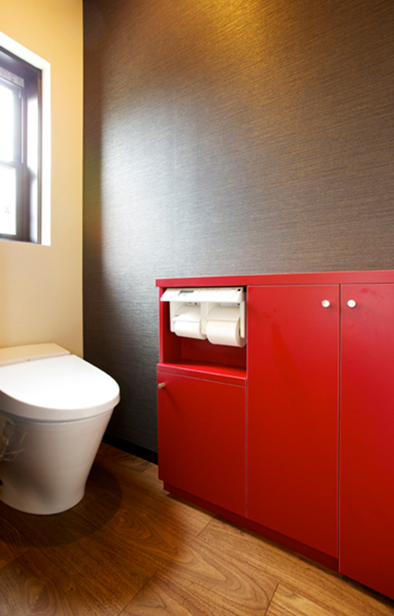  赤色の収納が珍しいトイレ。小窓も明るい空間を作り出してくれます！
