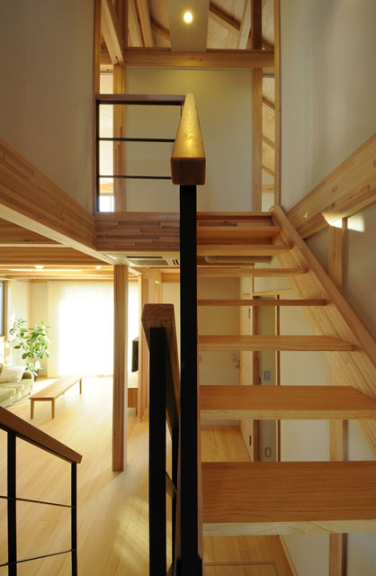光と風が気持ちいい吹き抜けの階段は、木とスチールのデザインストリップ階段