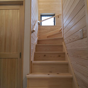ヒノキ無垢階段とスギ板の壁。建具はヒノキで制作。