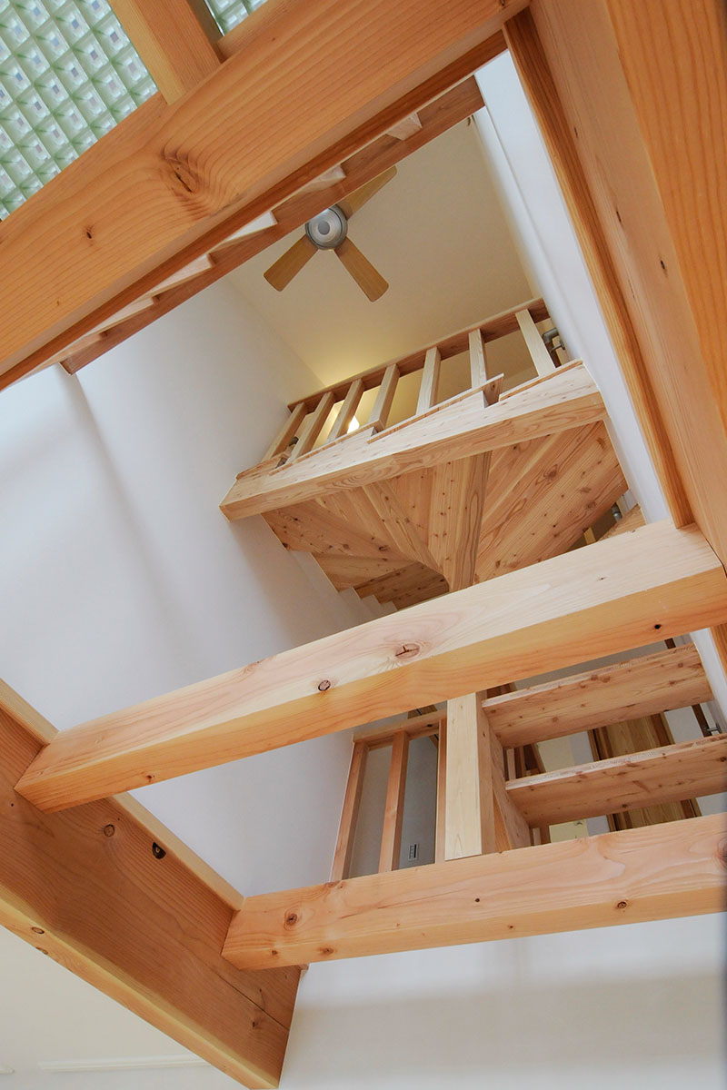 小屋裏につづく吹き抜け。松で造ったスケルトン階段で明るく開放感のある空間を実現