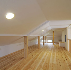 屋根裏の有効活用　杉無垢板の床と格子手すり、柱は檜