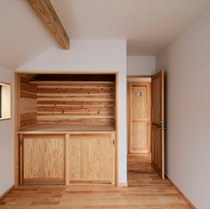 無垢の家の雰囲気を楽しむ設計　　押入、収納庫内は標準仕様で杉無垢板使用