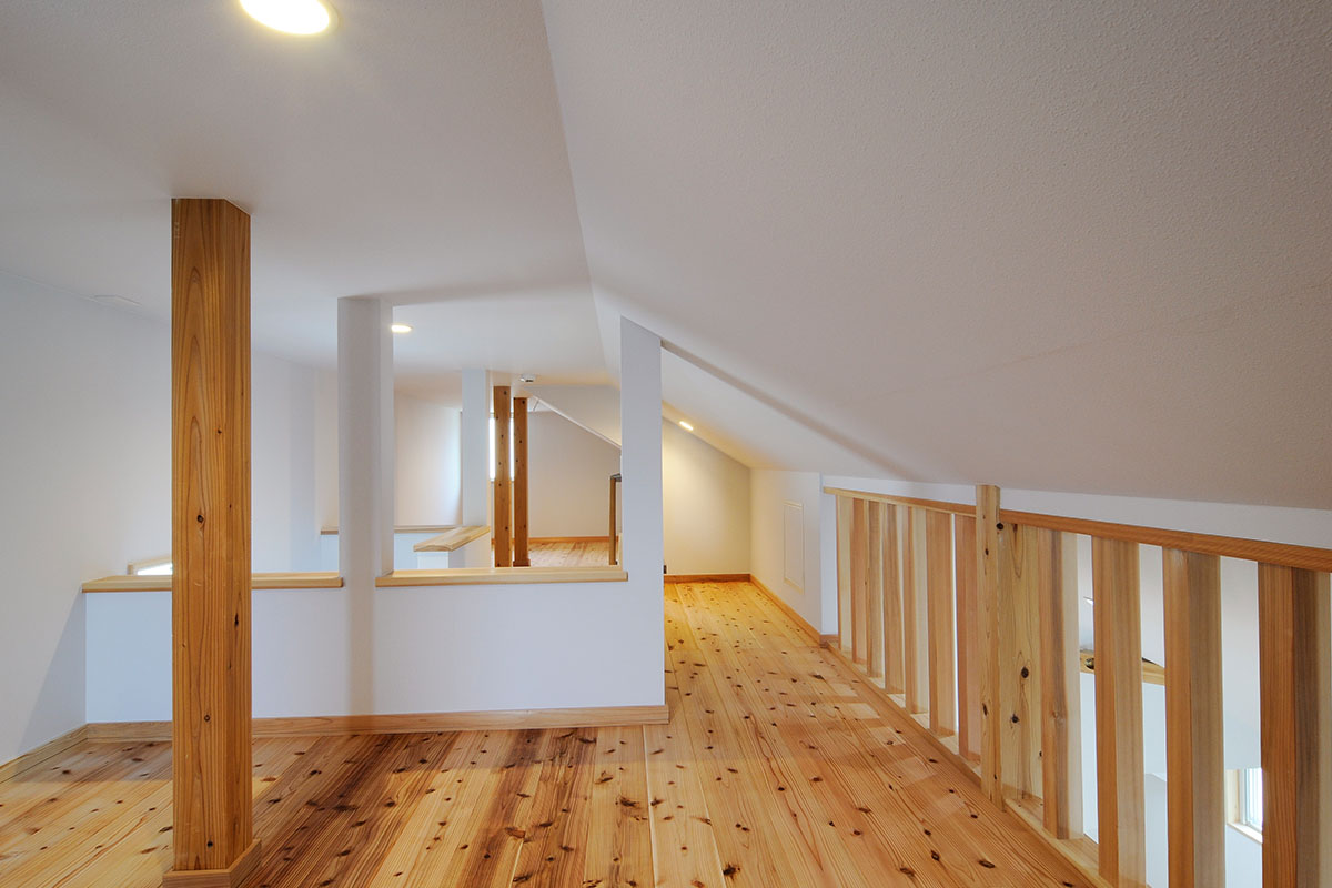 床は杉、壁天井は紙クロス。収納庫内は杉無垢板を使用。収納庫内も快適空間。