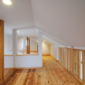 床は杉、壁天井は紙クロス。収納庫内は杉無垢板を使用。収納庫内も快適空間。