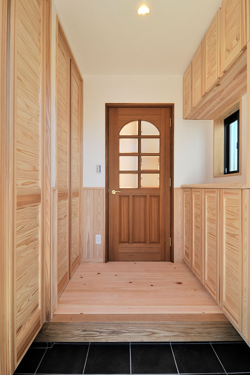 床は檜（節あり）、腰壁は杉、壁は漆喰鏝塗。収納庫は杉。正面扉はチーク材で製作。