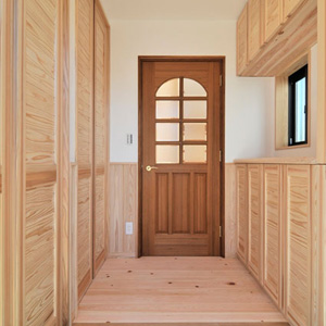 床は檜（節あり）、腰壁は杉、壁は漆喰鏝塗。収納庫は杉。正面扉はチーク材で製作。