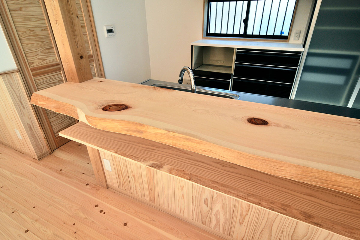 檜の一枚板をキチンと手洗いカウンターに使用。カツマタだからできる、素材選びと使い方。