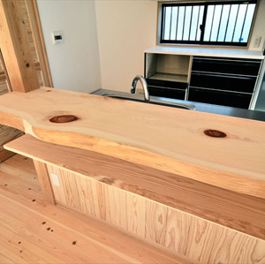 檜の一枚板をキチンと手洗いカウンターに使用。カツマタだからできる、素材選びと使い方。
